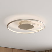 Moderne runde LED-Deckenleuchte mit zwei ringförmigen Lichtbändern in Metalloptik, warmweiß leuchtend, Unteransicht leicht schräg von unten an der Decke