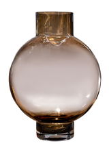 Große, runde Glasvase in braunem Farbton, frontal fotografiert.