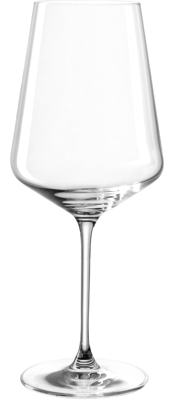 Elegant rodewijnglas met lange steel en brede kelk, gezien vanaf de zijkant.