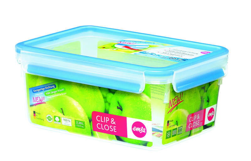 Rechteckige Frischhaltedose CLIP & CLOSE 2,3 Liter mit blauem Deckel und Apfeldesign, seitliche Perspektive