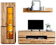 Woonkamermeubelset van massief eikenhout met hoge vitrinekast met glazen deur en warme LED-verlichting, laag tv-dressoir met opbergruimte en open vakken en bijpassende wandplank met decoratie, frontaal aanzicht.