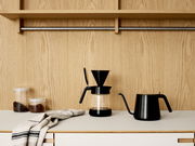 Stelton Filterhalter und Kaffeekanne in einer modernen Küche, seitliche Perspektive