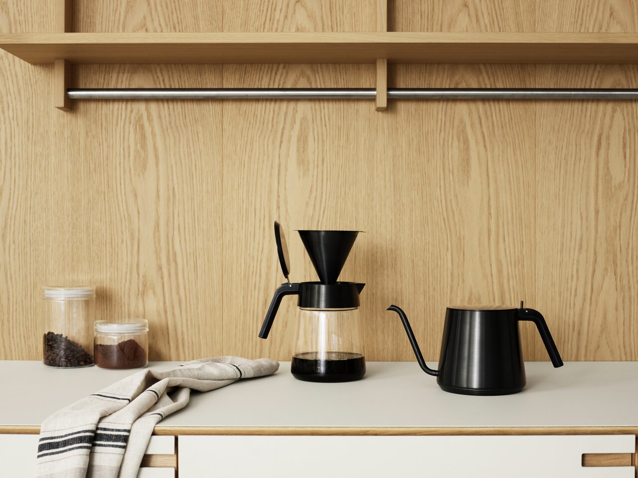 Stelton Filterhalter und Kaffeekanne in einer modernen Küche, seitliche Perspektive