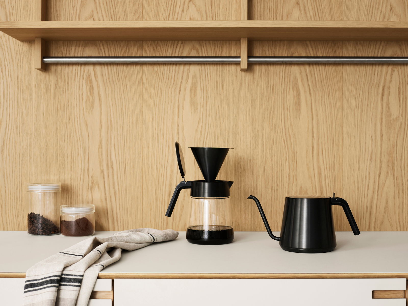 Stelton Filterhalter und Kaffeekanne in einer modernen Küche, seitliche Perspektive