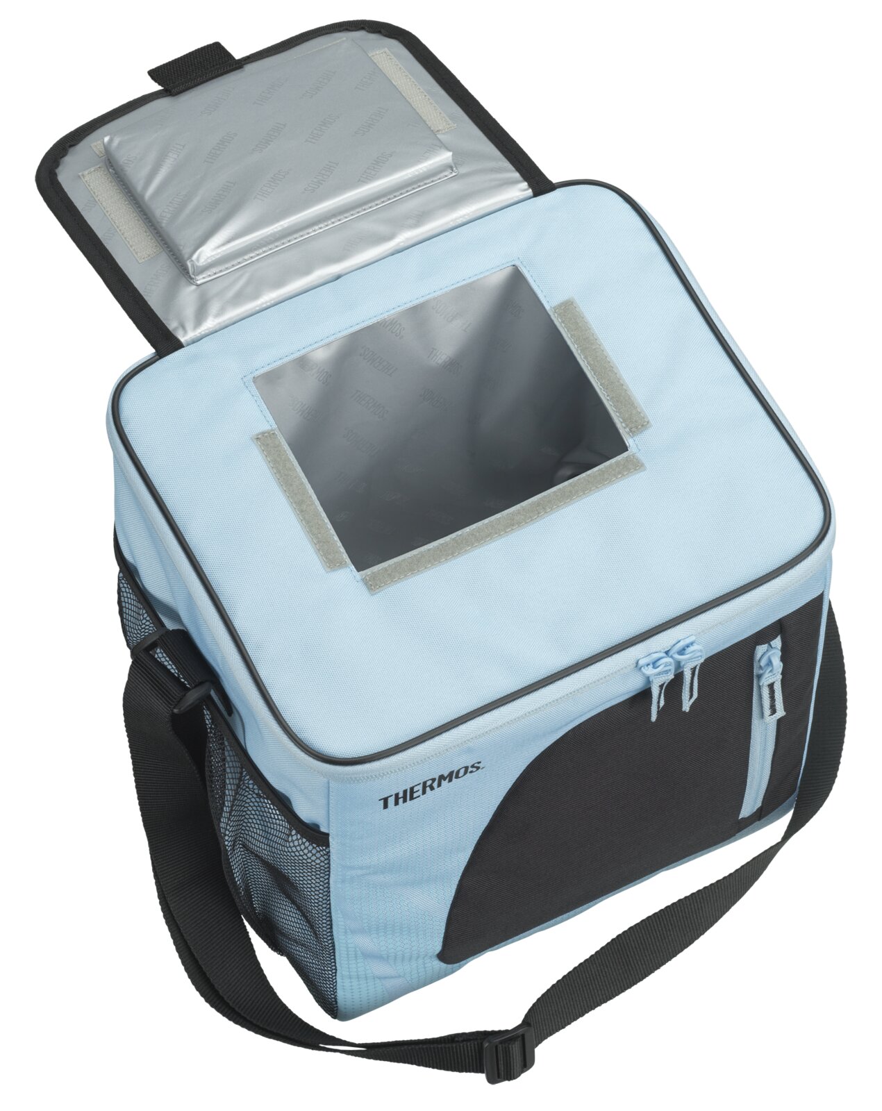 Hellblaue Thermos-Kühltasche mit schwarzem Schultergurt, Frontfach und seitlichem Netzfach, in schräger Draufsicht mit geöffnetem, isoliertem Deckel und herausnehmbarem Kühlelement