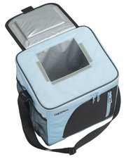 Hellblaue Thermos-Kühltasche mit schwarzem Schultergurt, Frontfach und seitlichem Netzfach, in schräger Draufsicht mit geöffnetem, isoliertem Deckel und herausnehmbarem Kühlelement