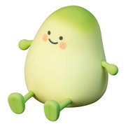 Vooraanzicht van een schattig, op batterijen werkend nachtlampje in de vorm van een groene mango met armpjes en beentjes, een lachend gezichtje en roze wangen.
