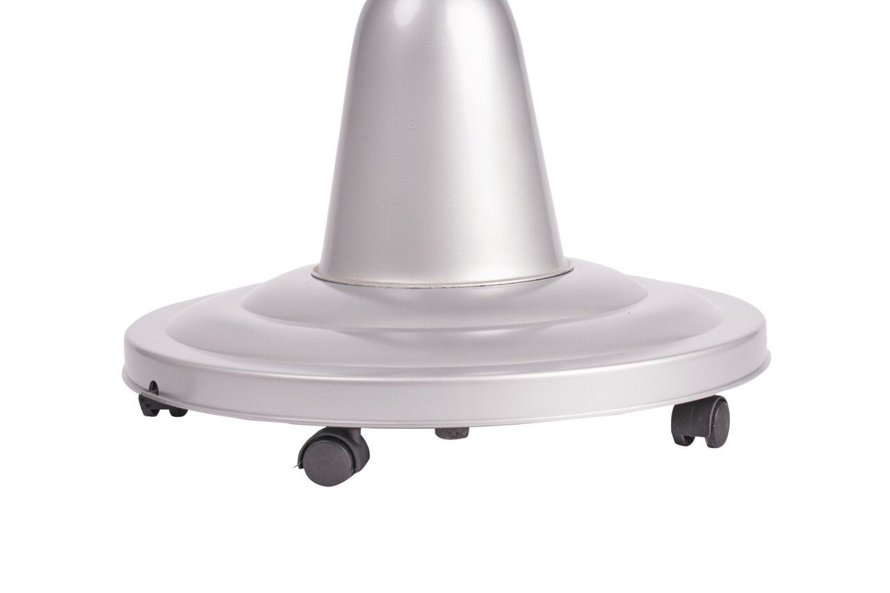 Nahaufnahme des Standfußes eines Infrarot-Standheizstrahlers mit Rollen, seitliche Perspektive