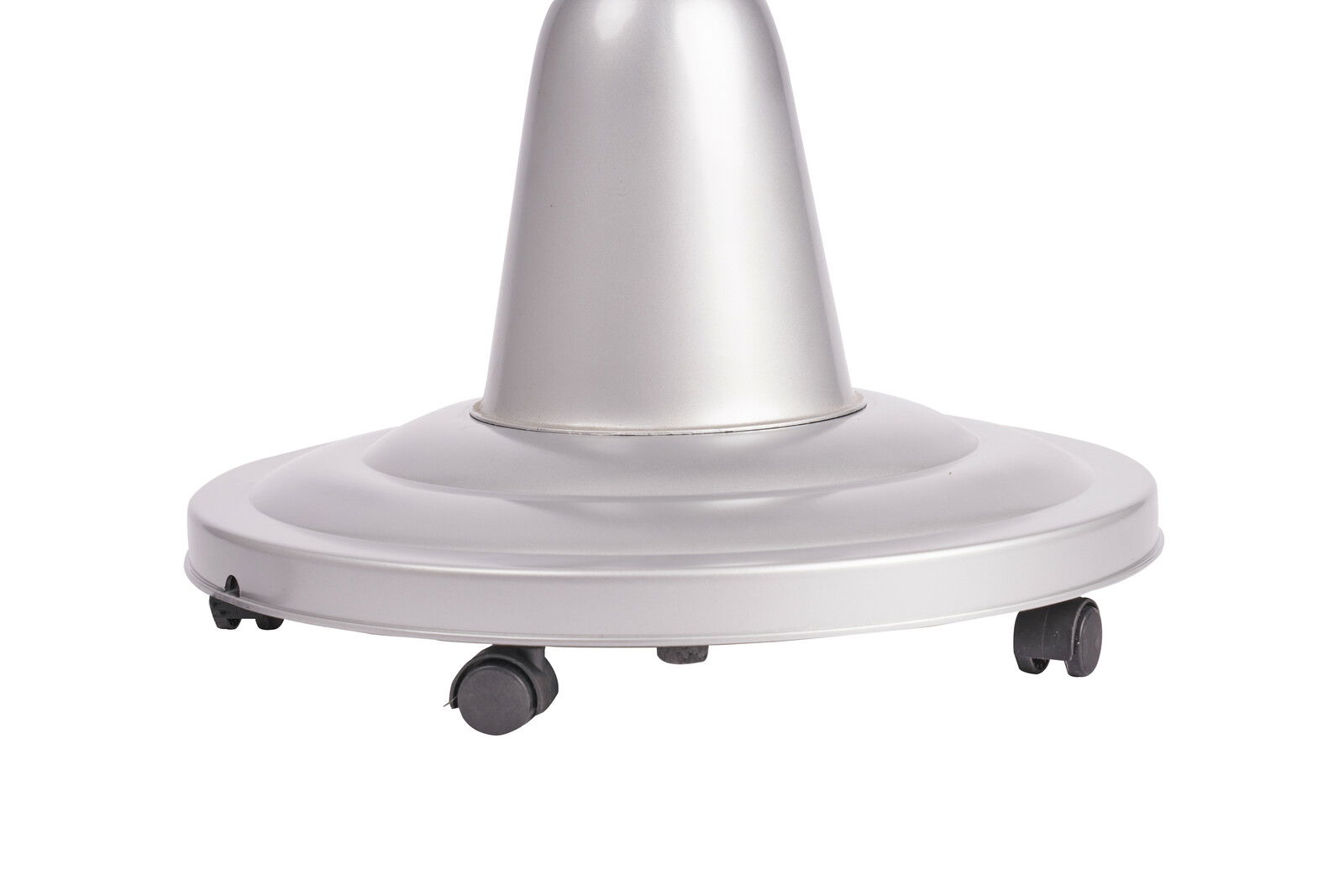 Nahaufnahme des Standfußes eines Infrarot-Standheizstrahlers mit Rollen, seitliche Perspektive