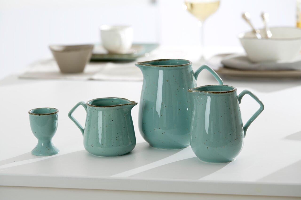 Blauer Eierbecher Casa in Seitenansicht, Teil eines Keramik-Sets auf einem Tisch.