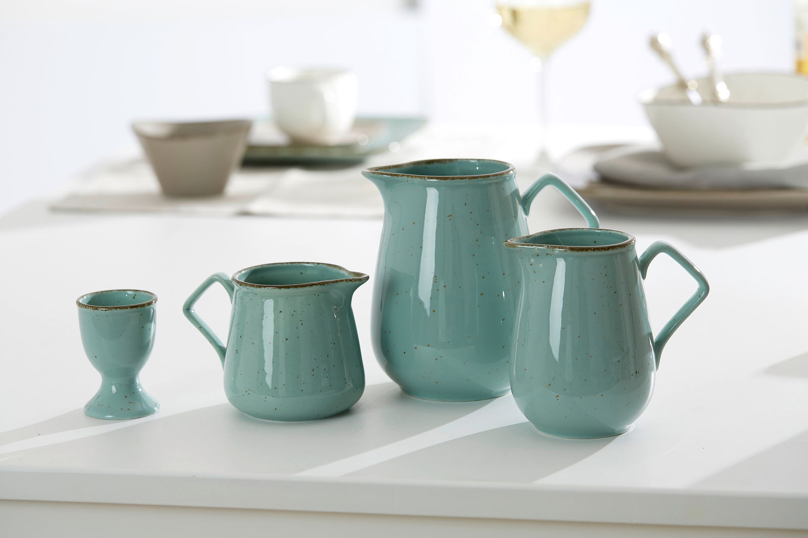 Blauer Eierbecher Casa in Seitenansicht, Teil eines Keramik-Sets auf einem Tisch.