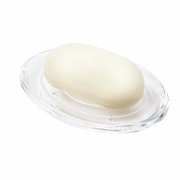 Klarer Seifenhalter mit ovaler Form, von oben betrachtet, mit einem Stück Seife darauf.