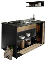 Kücheninsel mit dunkler Arbeitsplatte, Holzdetails und offenen Regalen, gefüllt mit Geschirr und Vorratsbehältern, seitliche Perspektive.