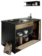 Kücheninsel mit dunkler Arbeitsplatte, Holzdetails und offenen Regalen, gefüllt mit Geschirr und Vorratsbehältern, seitliche Perspektive.