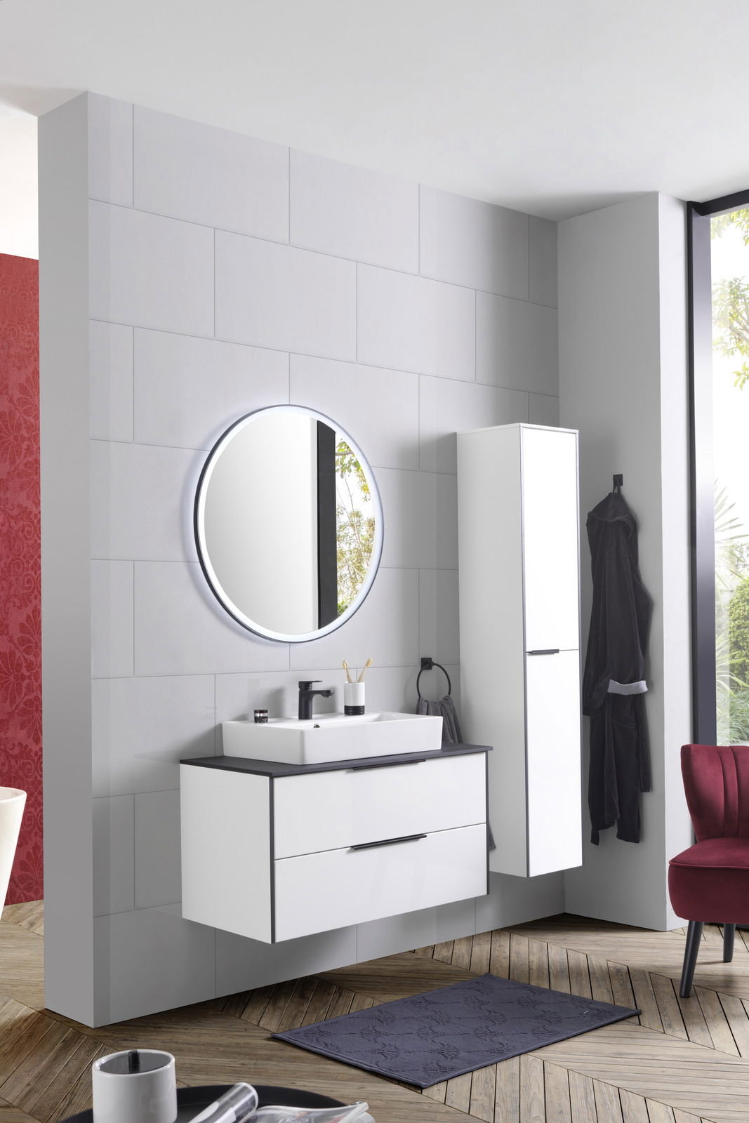 Runder Wandspiegel mit LED-Beleuchtung in einem modernen Badezimmer, seitliche Perspektive.