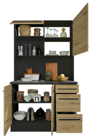 Frontale Ansicht eines Buffet-Schranks mit offenen Türen und Schubladen, gefüllt mit Küchenutensilien und Geschirr.