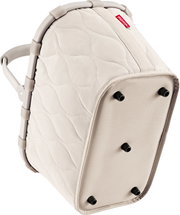 Beige, gesteppte Reisetasche mit Tragegriff und Standfüßen, schräg von unten/seitlich (Bodenansicht) fotografiert
