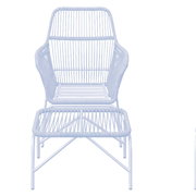 Frontansicht eines Relaxsessels mit passendem Fußhocker, aus geflochtenem Material und Metallrahmen.