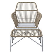 Vooraanzicht van een relaxfauteuil met bijpassende voetbank, gemaakt van gevlochten materiaal en een metalen frame.
