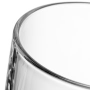 Nahaufnahme einer transparenten Tasse aus Glas, die den oberen Rand zeigt.