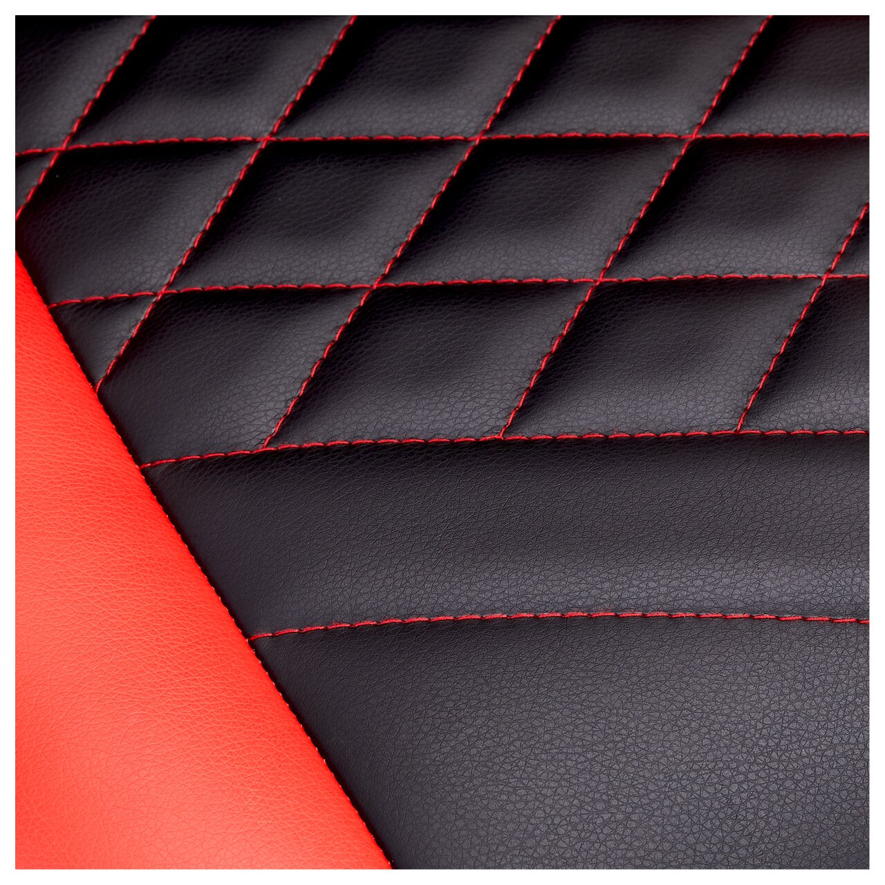 Nahaufnahme eines Racing Bürostuhls mit schwarzem Kunstleder und roten Nähten in Rautenmuster.