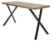 Moderner Schreibtisch mit Holzplatte und schwarzen Metallbeinen in X-Form, seitliche Perspektive