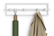 Moderne Wandgarderobe in Weiß mit fünf Haken, frontal abgebildet, mit einem grünen Regenschirm und einem beigen Mantel.