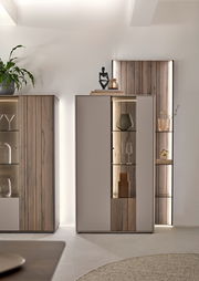 Modernes Highboard mit Holz- und Glaselementen, dekoriert mit Vasen und Skulpturen, seitliche Perspektive