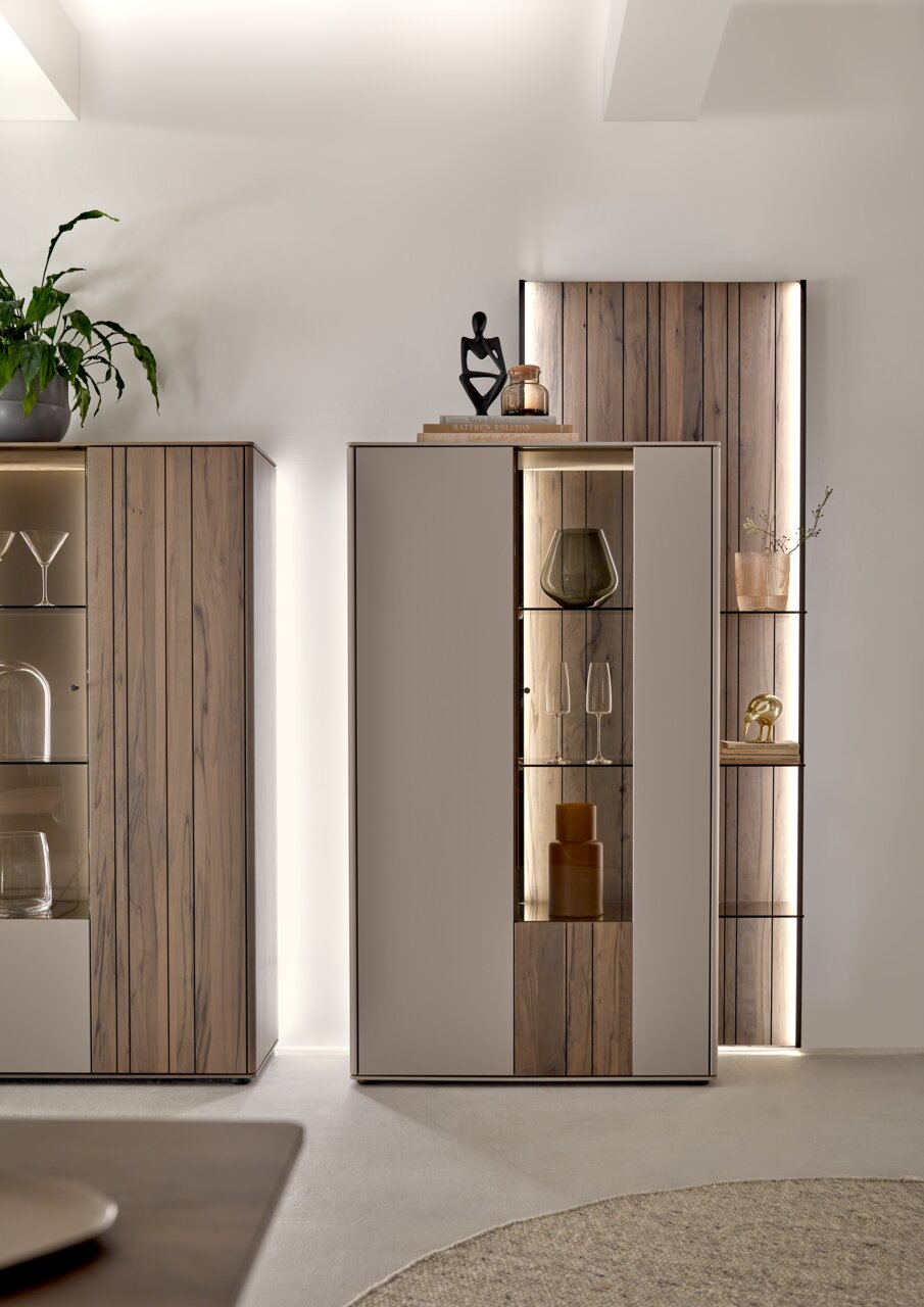 Modernes Highboard mit Holz- und Glaselementen, dekoriert mit Vasen und Skulpturen, seitliche Perspektive