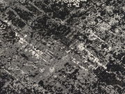 Nahaufnahme eines Designer-Teppichs mit abstraktem, schwarz-grauem Muster in Draufsicht.