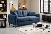 Blaues, modern gepolstertes 2-Sitzer-Sofa mit Steppung, zwei Kissen und verchromten Metallfüßen im Wohnzimmer, schräg von vorne links fotografiert.
