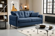 Blaues, modern gepolstertes 2-Sitzer-Sofa mit Steppung, zwei Kissen und verchromten Metallfüßen im Wohnzimmer, schräg von vorne links fotografiert.