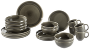 Perspektive auf ein 20-teiliges Geschirrset in Pewter-Farbe, bestehend aus Tellern, Schalen und Tassen.