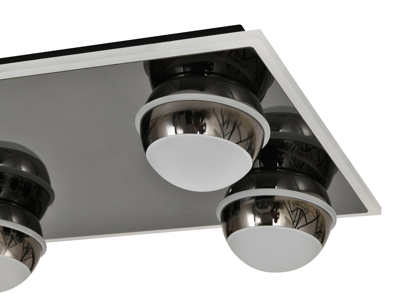 Nahaufnahme einer modernen LED-Deckenleuchte mit mehreren kugelförmigen Leuchtkörpern aus Metall und Glas, von unten betrachtet.