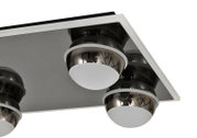 Nahaufnahme einer modernen LED-Deckenleuchte mit mehreren kugelförmigen Leuchtkörpern aus Metall und Glas, von unten betrachtet.