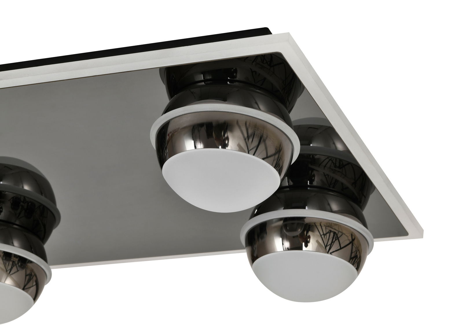 Nahaufnahme einer modernen LED-Deckenleuchte mit mehreren kugelförmigen Leuchtkörpern aus Metall und Glas, von unten betrachtet.