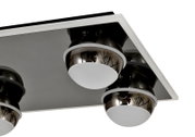 Close-up van een moderne led-plafondlamp met meerdere bolvormige lampen van metaal en glas, gezien van onderaf.
