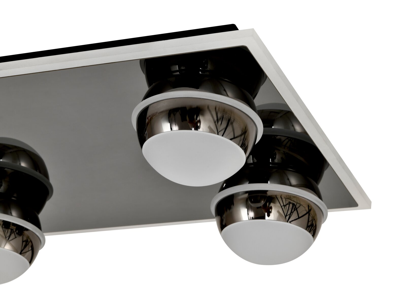 Close-up van een moderne led-plafondlamp met meerdere bolvormige lampen van metaal en glas, gezien van onderaf.