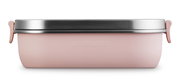 Lunchbox 900ml in Shell Pink, seitliche Ansicht mit Edelstahlverschluss und Le Creuset Logo.