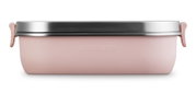 Lunchbox 900ml in Shell Pink, seitliche Ansicht mit Edelstahlverschluss und Le Creuset Logo.