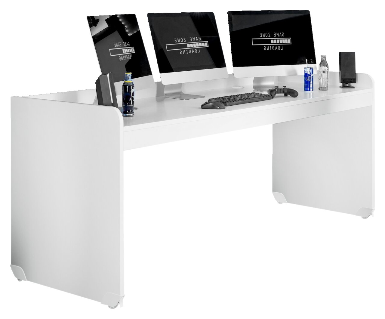 Moderner weißer Schreibtisch mit drei Monitoren, Tastatur und Gaming-Zubehör, seitliche Perspektive