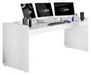 Moderner weißer Schreibtisch mit drei Monitoren, Tastatur und Gaming-Zubehör, seitliche Perspektive