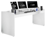 Moderner weißer Schreibtisch mit drei Monitoren, Tastatur und Gaming-Zubehör, seitliche Perspektive