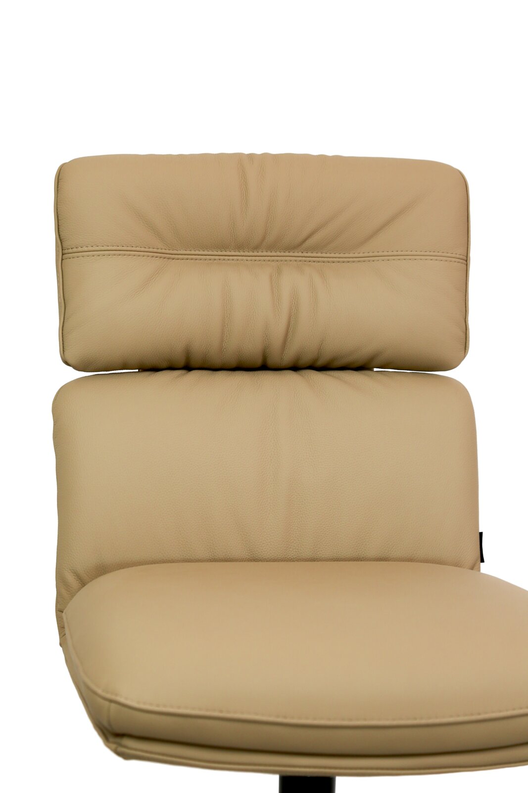 Dieter Knoll Stuhl PABLO Nahaufnahme eines beigen Stuhls mit gepolsterter Rückenlehne und Sitzfläche, Frontalansicht