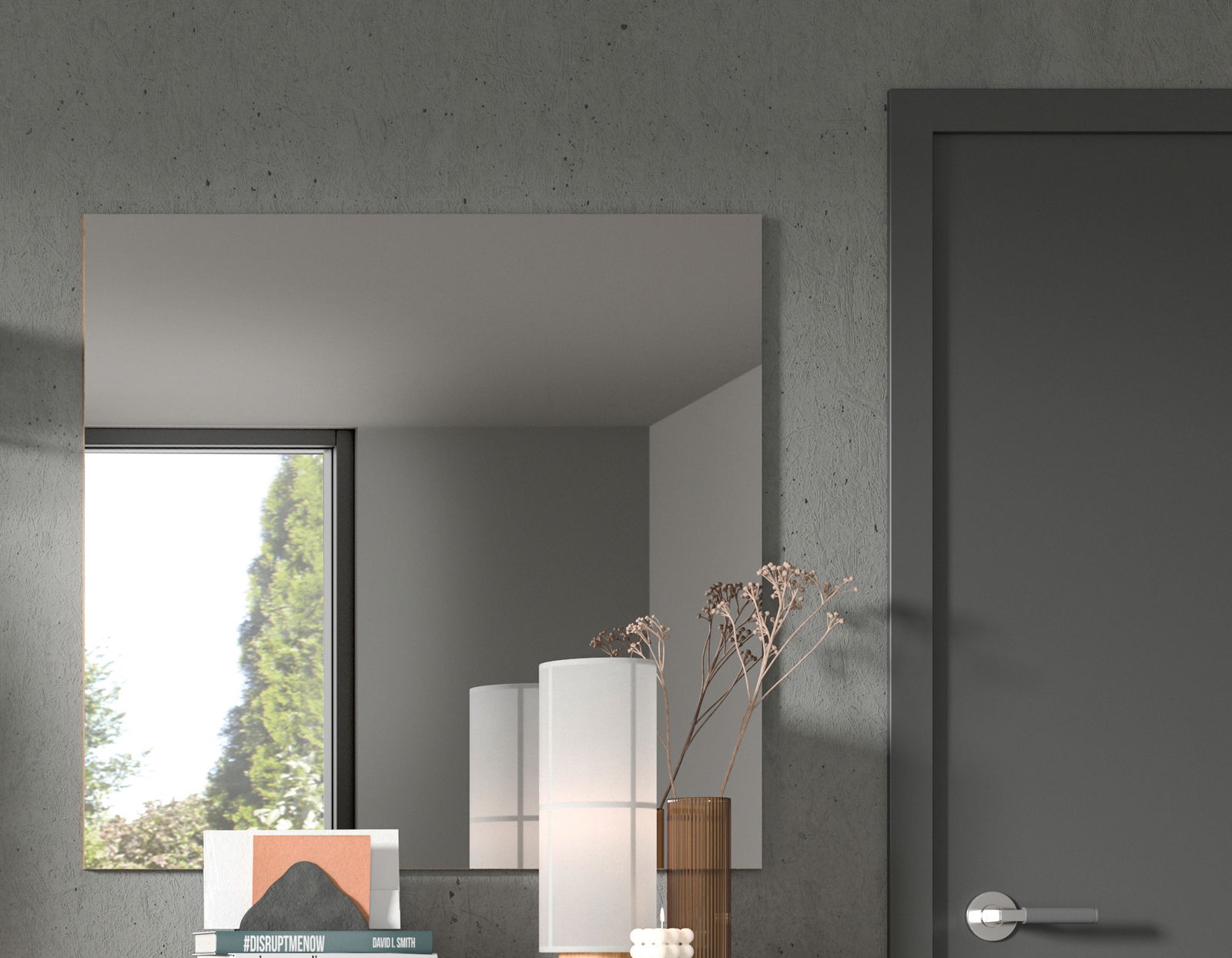 Moderner rechteckiger Wandspiegel in einem Raum mit grauer Wand, neben einer Tür und Dekorationen, aus seitlicher Perspektive.