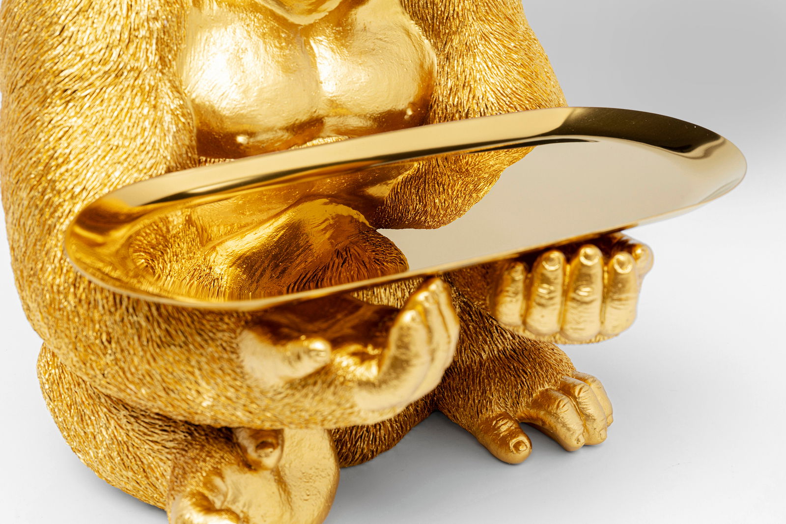 Goldene Deko-Figur eines Gorillas mit Tablett, Nahaufnahme von vorne