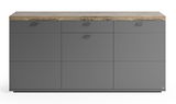 Frontale Ansicht eines modernen Sideboards in Dunkelgrau mit Holzoberfläche, drei Schubladen und drei Türen.