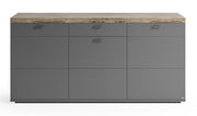 Frontale Ansicht eines modernen Sideboards in Dunkelgrau mit Holzoberfläche, drei Schubladen und drei Türen.