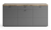 Frontale Ansicht eines modernen Sideboards in Dunkelgrau mit Holzoberfläche, drei Schubladen und drei Türen.