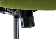 Nahaufnahme der Unterseite eines Drehstuhls mit grünem Stoffbezug und schwarzem Einstellknopf.